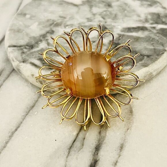 Vintage Polished Agate Stone Brooch Gold Toned Metal Flower Pin Unsigned - Picture 1 of 11